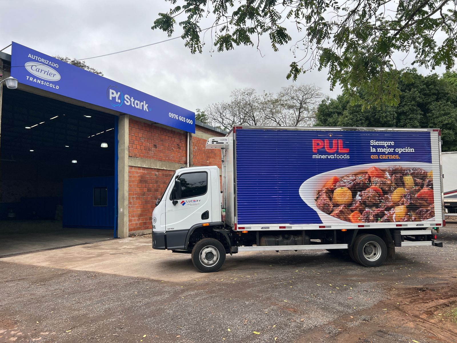 Camión de distribución PUL Minerva Foods con unidad Carrier en la sede de PY Stark