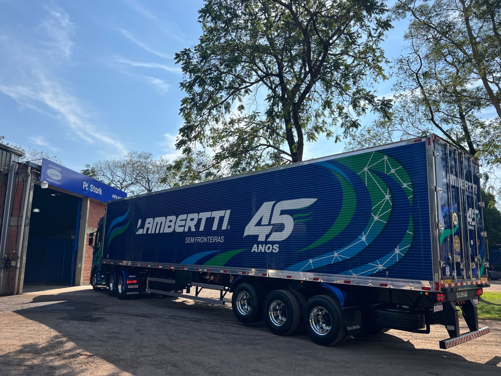 Semirremolque frigorífico Lambertti con unidad Carrier en PY Stark